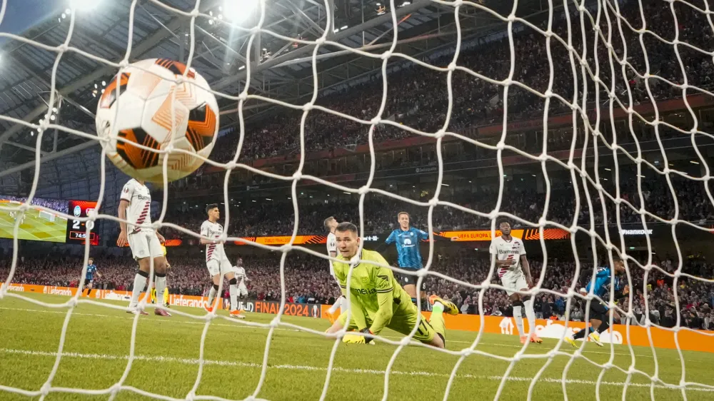 Atalanta's Ademola Lookman, right, scores his side's third goal during the Europa League final soccer match between Atalanta and Bayer Leverkusen at the Aviva Stadium in Dublin, Ireland, Wednesday, May 22, 2024. (AP Photo/Kirsty Wigglesworth)