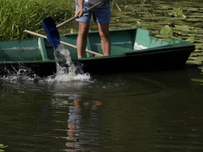 - 6. Mednarodni spust s tradicionalnimi murskim ladjami po reki Muri 2008, od mostu čez Muro v Cmureku v Avstriji do Dekanovca v Republiki Hrva&scaron;ki., reka Mura- Moto prireditve je zbliževanje med sosednjimi narodi, ki živijo ob reki Muri, namen prireditve pa je oživljanje starih običajev, vzpodbujanje zavedanja o ekologiji //FOTO: Bojan VelikonjaOPOMBA: ZA OBJAVO V PRILOGI &ndash; DNEVNIKOV OBJEKTIV - REPORTAŽA