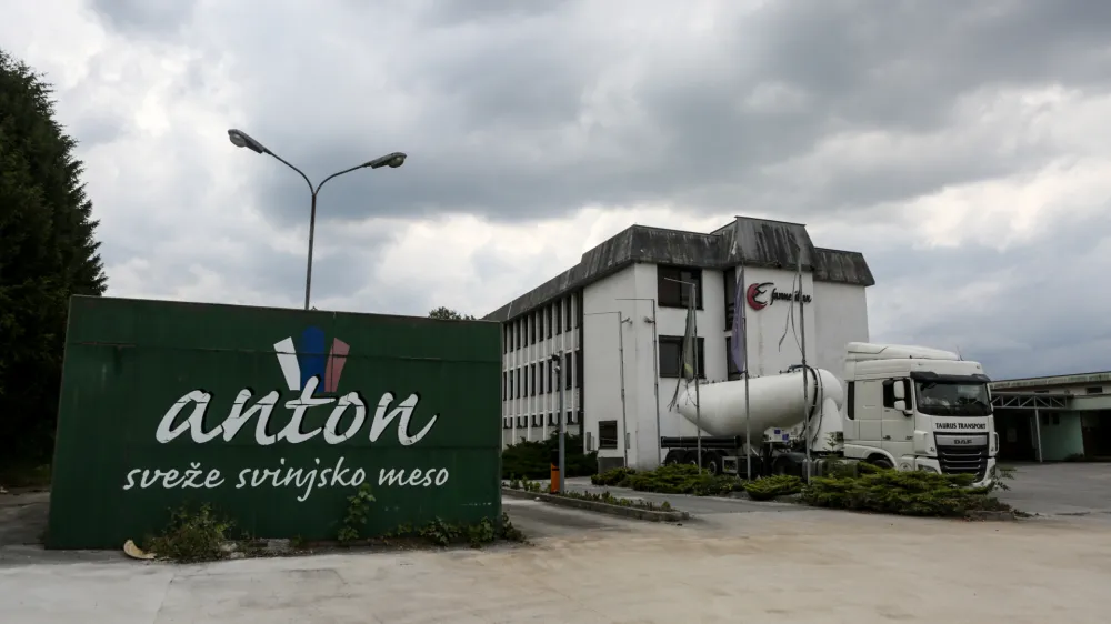 Morebitna poroka med Mejo &Scaron;entjur in Farmami Ihan bi pomenila, da je država oblikovala razmeroma močno slovensko agroživilsko skupino.&nbsp;