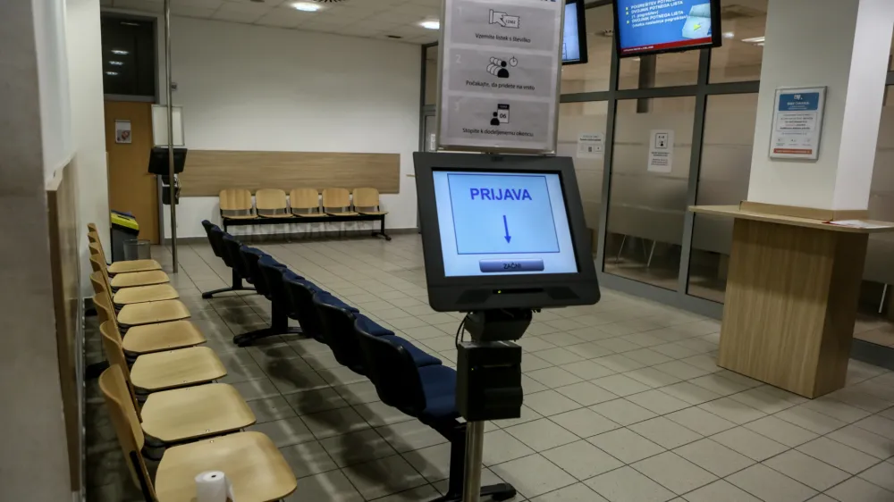 protest zaposlenih na Upravni enoti UE Ljubljana, Tobačna,- 24.01.2018 &ndash; stavka sindikatov javnega sektorja pod geslom Vrnite nam odvzeto!, - protest zaradi prenizkih osebnih dohodkov &ndash; stavkovne aktivnosti so potekale v državni upravi, vzgoji in izobraževanju, zdravstvu, kulturi, sociali in na Radioteleviziji Slovenija, - demonstracije - protestni shod &ndash; javni sektor - sindikati -   //FOTO: Luka Cjuha.