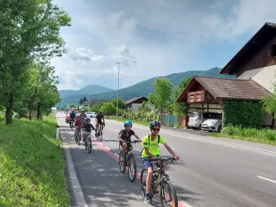 Ob sofinanciranju Evropskega sklada za regionalni razvoj in RS smo v občini Borovnica ob rekonstrukciji odseka regionalne ceste med Borovnico in Bregom-odcep za gasilski dom, dobili prvo sodobno kolesarsko povezavo, ki je tudi sestavni del Barjanskega kolesarskega omrežja in del državne kolesarske povezave R10 Polhov Gradec &ndash; Horjul &ndash; Vrhnika &ndash; Podpeč &ndash; Ig. 