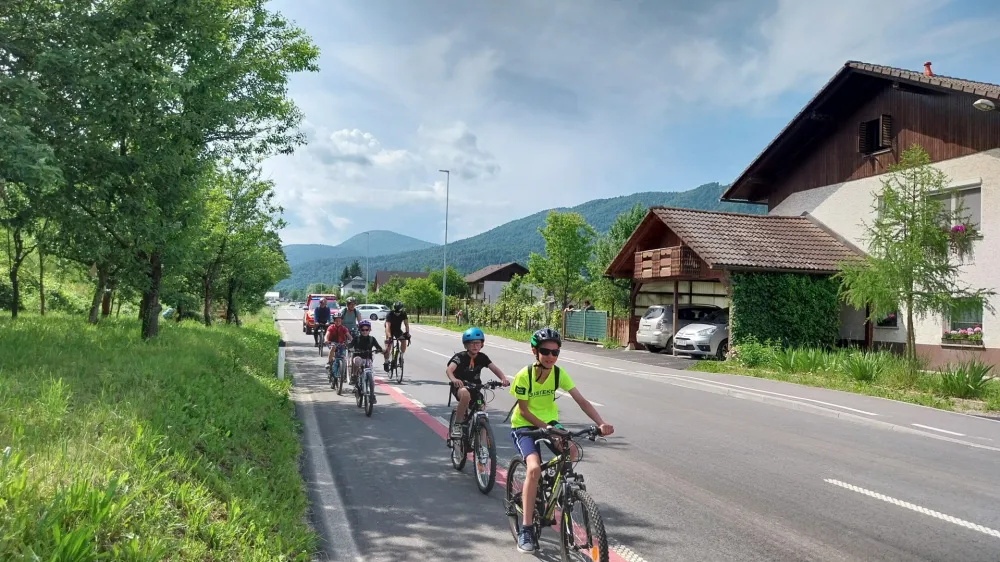 Ob sofinanciranju Evropskega sklada za regionalni razvoj in RS smo v občini Borovnica ob rekonstrukciji odseka regionalne ceste med Borovnico in Bregom-odcep za gasilski dom, dobili prvo sodobno kolesarsko povezavo, ki je tudi sestavni del Barjanskega kolesarskega omrežja in del državne kolesarske povezave R10 Polhov Gradec &ndash; Horjul &ndash; Vrhnika &ndash; Podpeč &ndash; Ig. 