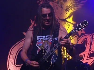 Mijo Popovič: Preko fotografij v revijah sem dobil osnovno informacijo o zasedbah, kot je Judas Priest ali Kiss. Imidž me je spodbudil in ko smo se pojavili Pomaranča, tudi mi nismo bili daleč od njihove podobe.&nbsp;