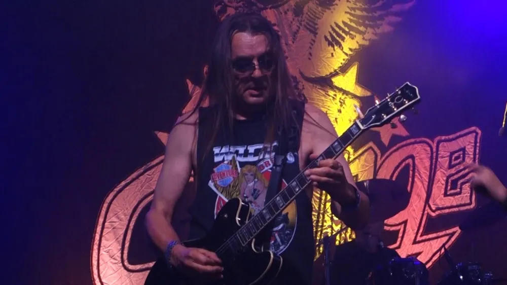 Mijo Popovič: Preko fotografij v revijah sem dobil osnovno informacijo o zasedbah, kot je Judas Priest ali Kiss. Imidž me je spodbudil in ko smo se pojavili Pomaranča, tudi mi nismo bili daleč od njihove podobe.&nbsp;