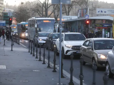- Masarykova cesta - prometni zastoj&nbsp;- 04.01.2024 -&nbsp;popolna zapora Dunajske ceste&nbsp;v sklopu gradnje novega Potni&scaron;kega centra Ljubljana&nbsp;- delavci začeli podirati južni del nadvoza nad Dunajsko cesto&nbsp;//FOTO: Bojan Velikonja