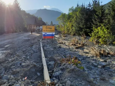 Na več odsekih med Solčavo in Črno na Koro&scaron;kem je promet &scaron;e vedno oviran.&nbsp;