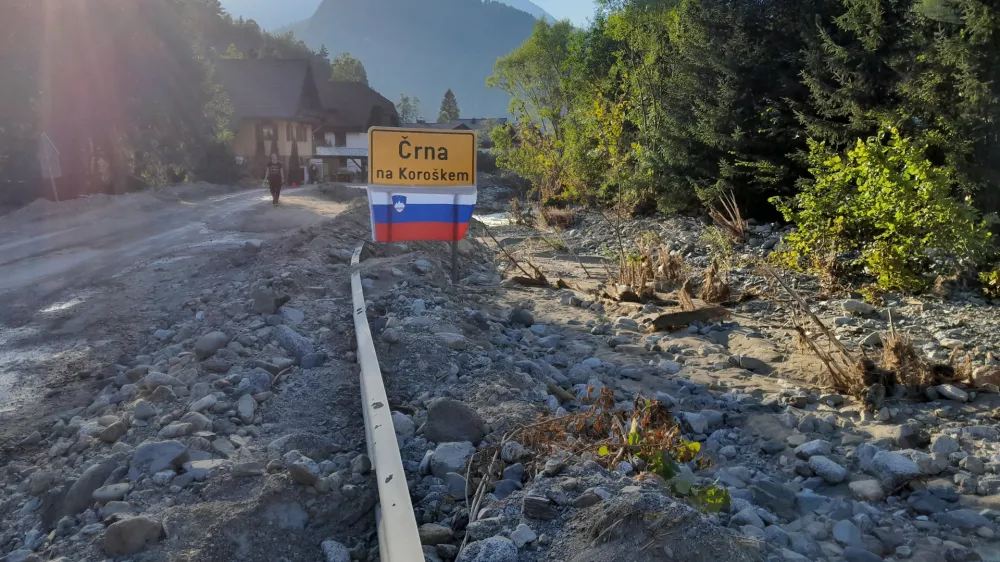 Na več odsekih med Solčavo in Črno na Koro&scaron;kem je promet &scaron;e vedno oviran.&nbsp;