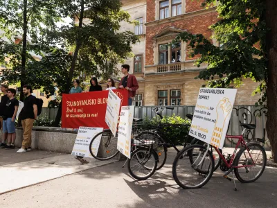 Začetek kampanje Airbnb, pejt domov! so njeni pobudniki predstavili v parku pred Masarykovo rezidenco, ker da ta simbolizira razumevanje bivali&scaron;ča kot naložbene investicije. Za nakup stanovanja v tej rezidenci je bil namreč pogoj podpis soglasja, da lahko sosedje oddajajo stanovanje preko spletnih platform.&nbsp;