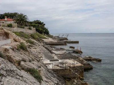 - Na črno zgrajeni pomoli za dostop do morja na območju Crvenog vrha..- 27.04.2024. Problematika črnih gradenj, večinoma slovenskih lastnikov, na območju občine Umag v hrva&scaron;ki Istri.//FOTO: Bojan Velikonja