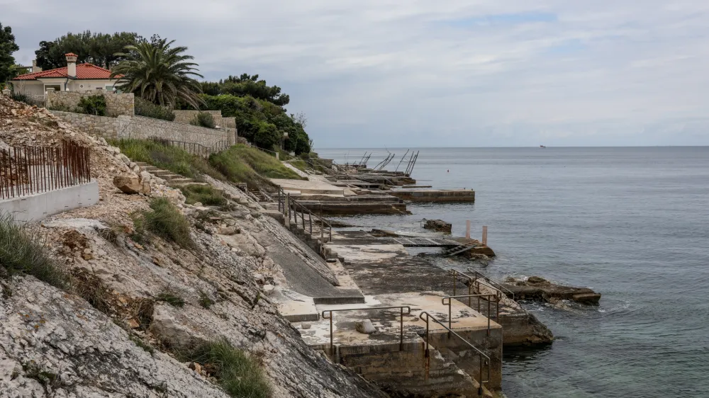 - Na črno zgrajeni pomoli za dostop do morja na območju Crvenog vrha..- 27.04.2024. Problematika črnih gradenj, večinoma slovenskih lastnikov, na območju občine Umag v hrva&scaron;ki Istri.//FOTO: Bojan Velikonja