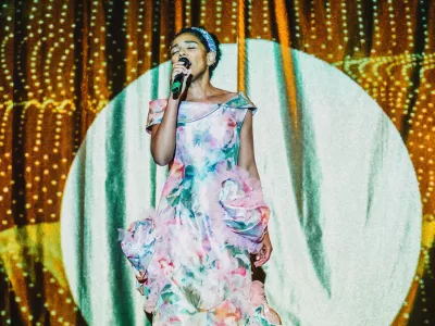 V Prepelki, posodobljeni različici Pepelke, ki v režiji Vita Tauferja prihaja na spored Slovenskega mladinskega gledali&scaron;ča, se naslovna junakinja, igra jo Irena Yebuah Tiran, skozi razne izzive dokoplje do življenjskih spoznanj, medtem ko njeni zlobni polsestri sanjarita o nami&scaron;ljenih princih. &nbsp;