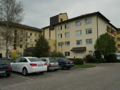 Občina Kočevje potrebe prebivalstva glede vključenosti v storitev pomoč na domu spremlja s pomočjo koncesionarja, ki storitev izvaja.&nbsp;