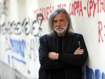 - 02.06.2021 &ndash; Aldo Kumar, skladatelj &ndash; izredni profesor na Akademiji za gledali&scaron;če, radio, film in televizijo v Ljubljani, prejemnik 28. Kozinove nagrade 2021, ki jo podeljuje Dru&scaron;tvo slovenskih skladateljev (DSS) //FOTO: Tomaž Skale