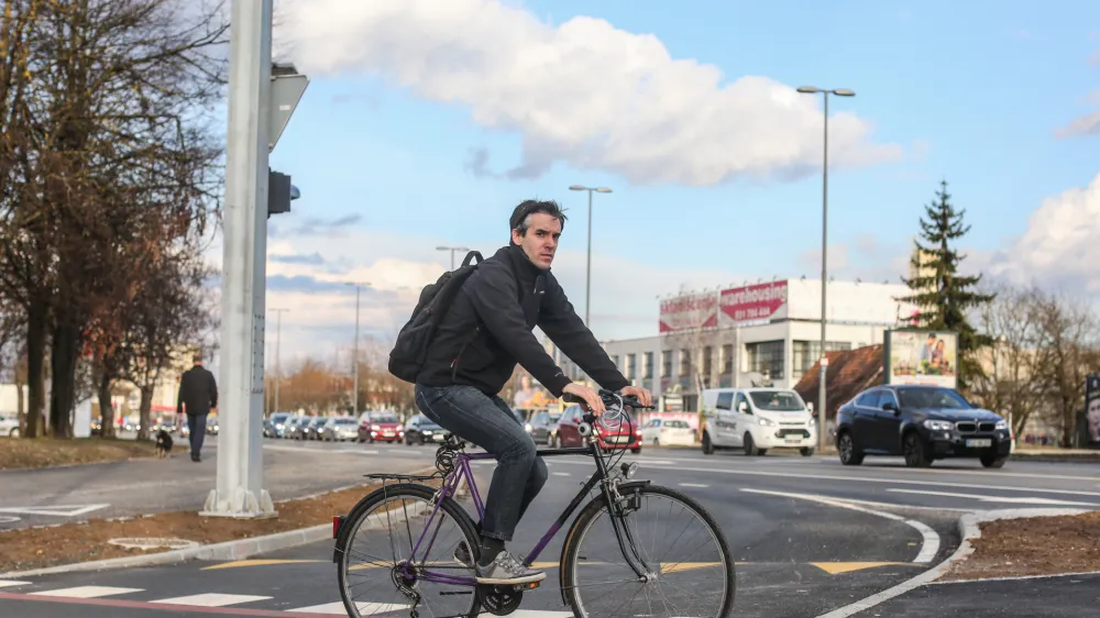 06.03.2017. Trža&scaron;ka cesta v Ljubljani - Dolgi most, kolesarji - kolesarska steza - kolesarjenje foto: Bojan Velikonja