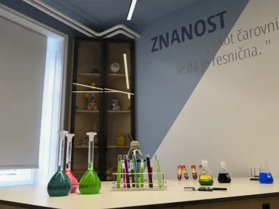 Podjetje Lek je poskrbelo, da je laboratorij sodobno opremljen.&nbsp;