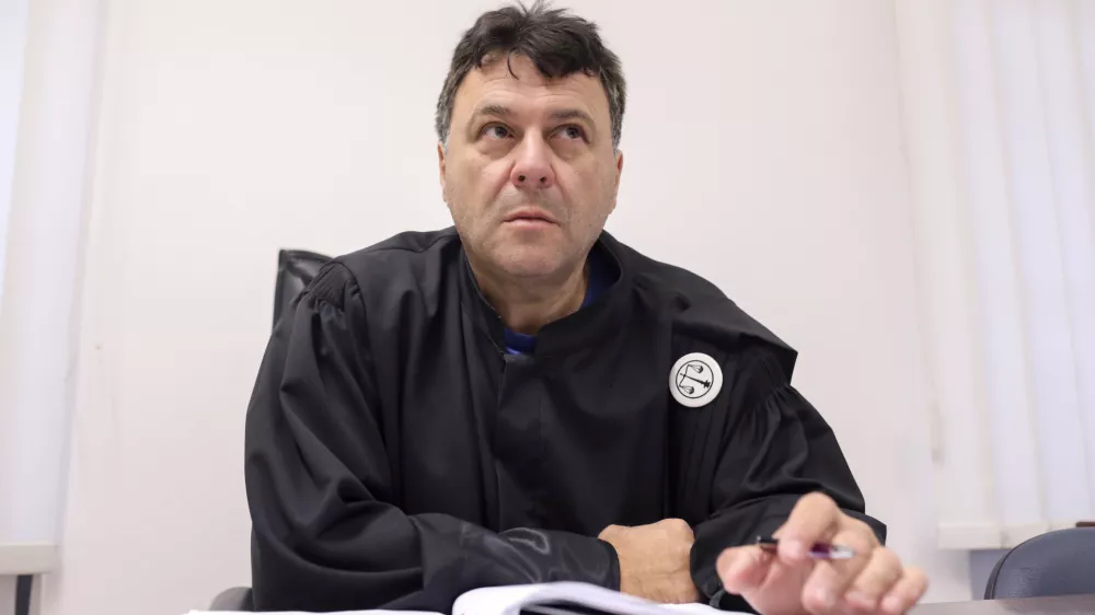 Nekdanjemu sodniku Zvjezdanu Radonjiću so grozile že disciplinske sankcije, vendar je nazadnje sam zapustil sodni&scaron;ke vrste.&nbsp;