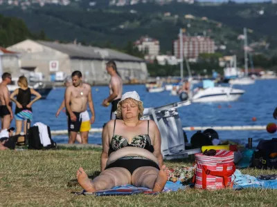 - Portorož - plaža - Piranski zaliv, kopalci  - 10.07.2017 &ndash; Poletje - reportaža na slovenski obali - poletno dopustovanje - turizem - obala  //FOTO: Jaka Gasar