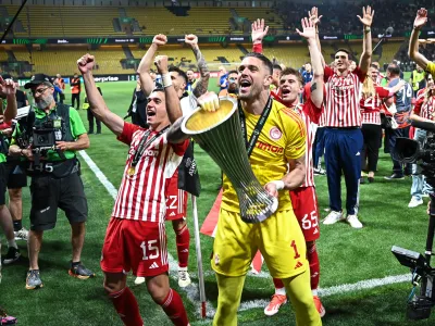 30 May 2024, Greece, Athens: Olympiacos player Alexandros Paschalakis (C) lifts the trophy as the team celebrates with the fans following the UEFA Europa Conference League Final soccer match between Olympiacos FC and AC Fiorentina at the Agia Sophia stadium. Photo: Stefanos Kyriazis/ZUMA Press/dpa