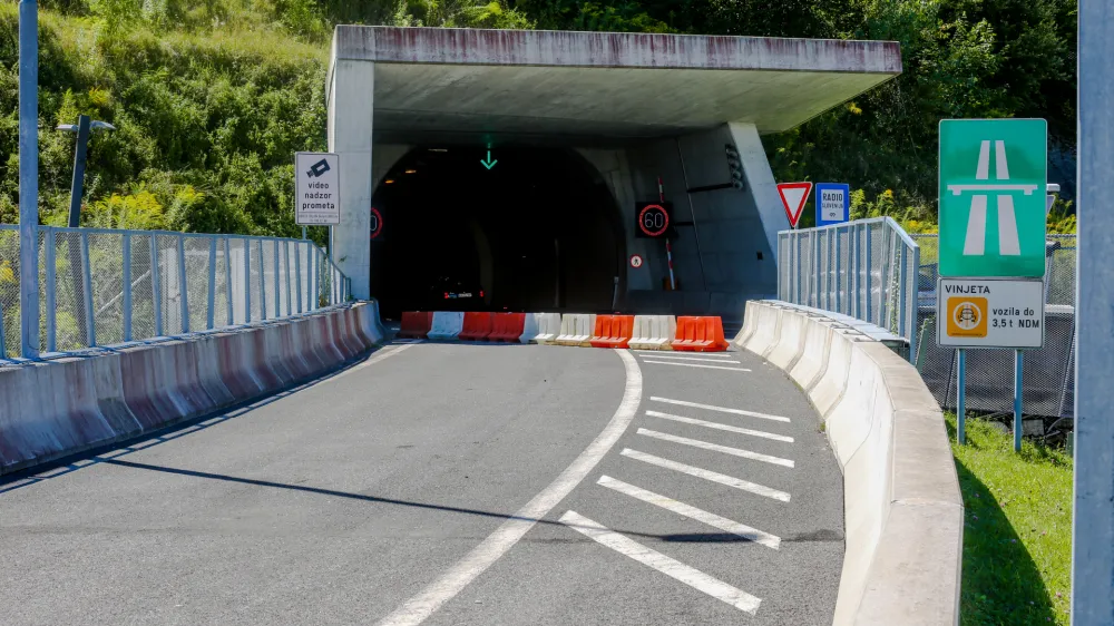 Za gradnjo polnega priključka iz &scaron;entvi&scaron;kega predora je prispelo pet ponudb gradbincev.