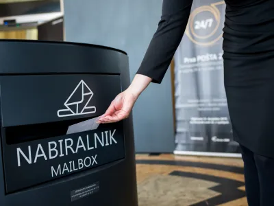 - nabiralnik - - 13.12.2016 - Samopostrežna Po&scaron;ta 24/7, Slovenska cesta 32 v Ljubljani - odprtje prve samopostrežne po&scaron;tne poslovalnice Po&scaron;ta Slovenija za nekatere po&scaron;tne, bančne in druge storitve vse dni v tednu, 24 ur na dan; //FOTO: Matjaž Ru&scaron;t