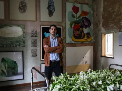 Postelja z belimi lilijami, simbolom žalovanja? Avtor Boris Beja jo je poimenoval Sanje na prehodu. Kustos Jure Kirbi&scaron; (na fotografiji) jo je uvrstil med tihožitja.&nbsp;