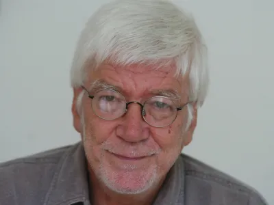 Janko Lorenci (1943), po izobrazbi pravnik, je pisatelj, publicist in novinar, komentator- bil urednik Teleksa in dolgoletni urednik Sobotne priloge Dela. - avtor dveh knjig intervjujev (z Jožetom Pučnikom in Dimitrijem Ruplom), - leposlovni knjižni prvenec, zbirko zgodb Savna in druge zgodbe, pa je objavil leta 2003. - Potovanje k Leonardi je Lorencijev romaneskni prvenec, //FOTO: Bojan Velikonja  OPOMBA: ZA OBJAVO V ČASOPISU DNEVNIK