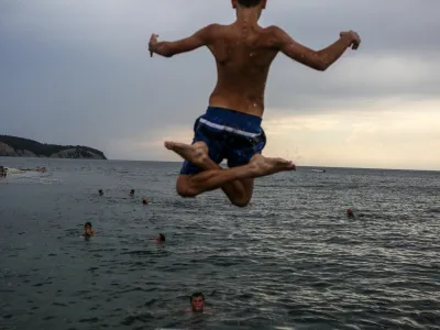 13.07.2016 - skok v morje - Izola kopanje- počitnice - slovensko morje - Piranski zaliv///FOTO: Luka Cjuha...