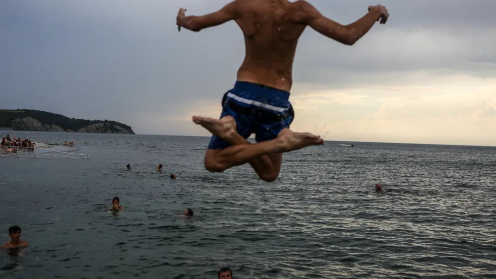 13.07.2016 - skok v morje - Izola kopanje- počitnice - slovensko morje - Piranski zaliv///FOTO: Luka Cjuha...