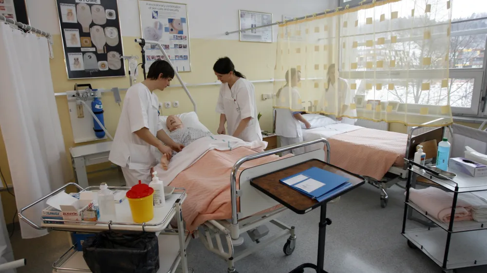 - Srednja zdravstvena &scaron;ola v Ljubljani, Poljanska cesta 61, - izobraževanje v programih za poklic tehnik zdravstvene nege in bolničar negovalec - simbolična fotografija - zdravstvo - medicinske sestre - starej&scaron;i - uppookjenci - onemogli - nega - oskrba - - Informativni dnevi 2015 - informativni dan na fakultetah in srednjih &scaron;olah za bodoče &scaron;tudente in dijake - izobraževanje - &scaron;olstvo - &scaron;tudij - dijaki - &scaron;tudenti - //FOTO: Tomaž Skale