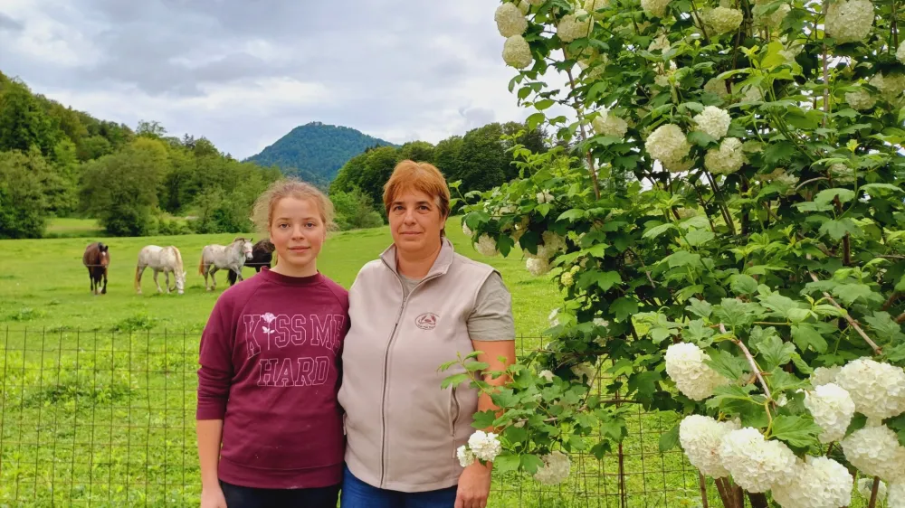 &raquo;Biti kmetica je poslanstvo in poklic, ki obenem združuje ter prepleta delo in družinsko življenje, kar je včasih težko,&laquo; pravi Petra Podgor&scaron;ek, na fotografijo s hčerjo Mojco.&nbsp;