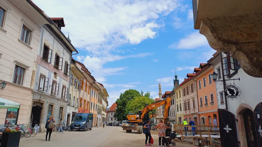 Poletno dogajanje v &Scaron;kofji Loki bo zaznamovala tudi obsežna prenova Mestnega trga.