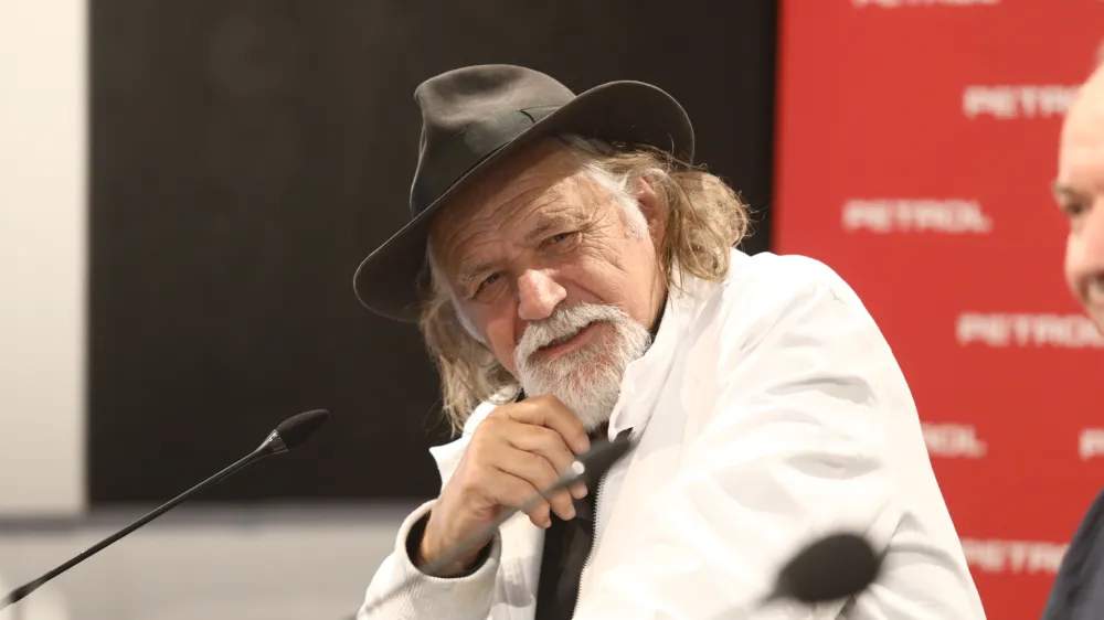 glasbenik Rade &Scaron;erbedžija04.06.2024 - novinarska konferenca Ljubljana Festivala, na kateri bodo sodelovali direktor in umetni&scaron;ki vodja Darko Brlek, dirigent in vodja projektov Glasbene produkcije RTV Slovenija Patrik Greblo, dirigent, umetni&scaron;ki in glasbeni direktor SNG Opere Maribor Simon Krečič ter igralec, režiser in glasbenik Rade &Scaron;erbedžijaFOTO: Luka Cjuha