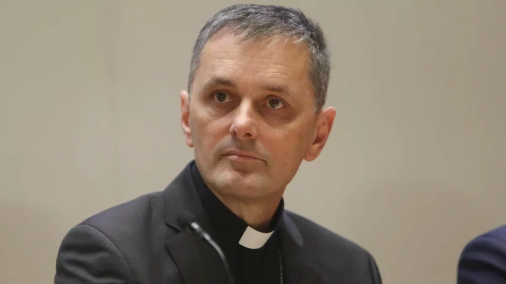 novome&scaron;ki &scaron;kof in predsednik Slovenske &scaron;kofovske konference Andrej Saje- 19.12.2023 &ndash; Islamski kulturni center IVKC Ljubljana - predstavili medversko izjavo proti uvajanju samomora s pomočjo v slovensko zakonodajo; //FOTO: Tomaž Skale