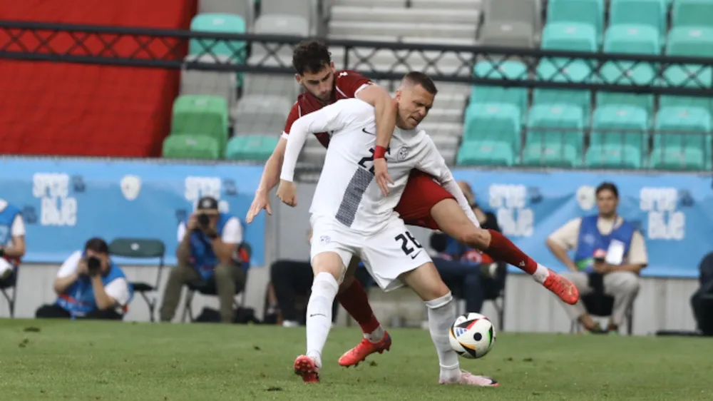 Josip Iličić (v beli majici) je z izjemno potezo po le treh minutah na igri&scaron;ču dosegel gol, ki je prinesel zmago Sloveniji.&nbsp;