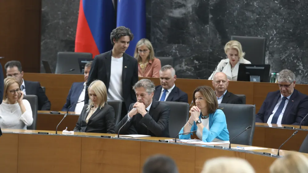 SDS je tik pred začetkom včeraj&scaron;nje izredne seje DZ umaknila v ponedeljek vloženi predlog za posvetovalni referendum o priznanju Palestine &ndash; in med sejo vložila novega. Koalicija je kljub temu Palestino pozno zvečer priznala.&nbsp;