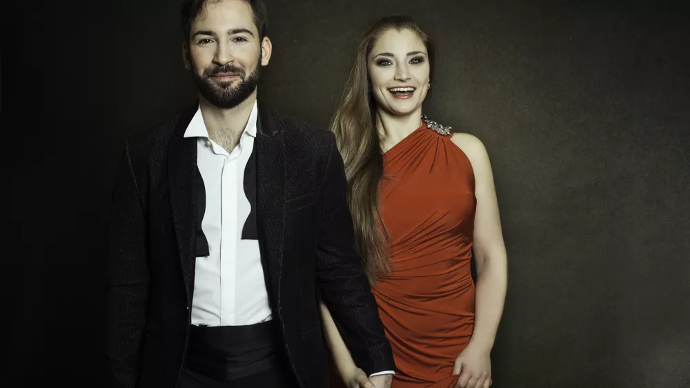 Violončelistka Maru&scaron;a Turjak Bogataj in njen brat, violinist Matjaž Bogataj, bosta nocoj solista s Simfoniki RTV Slovenija v Gallusovi dvorani Cankarjevega doma. &nbsp;