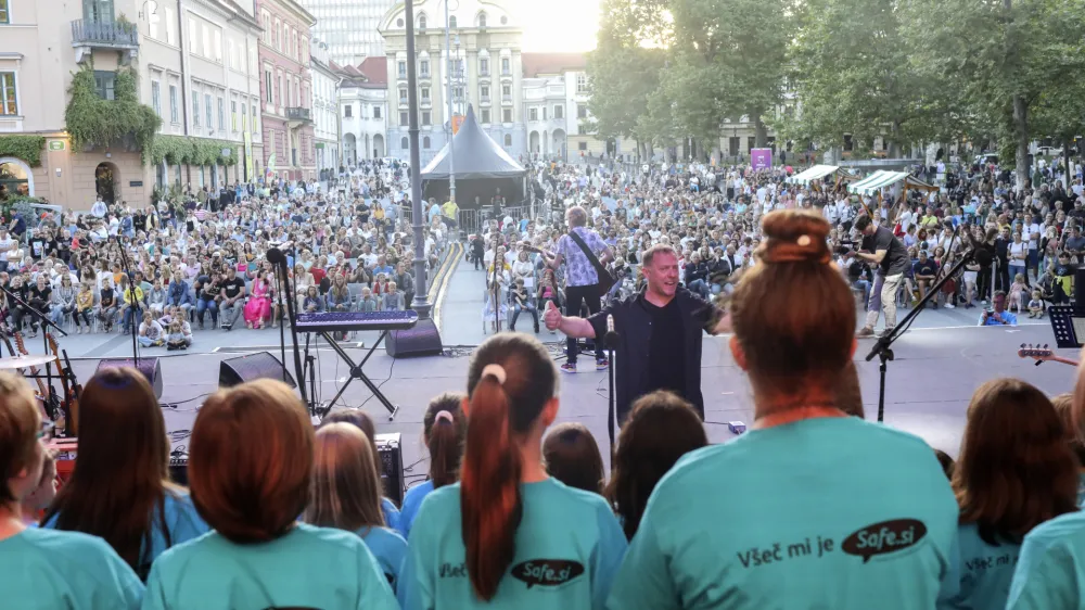 Emir Ju&scaron;ič- 08.06.2022 &ndash; 14. Festival Junij v Ljubljani 2022 - otvoritveni koncert &scaron;olskih glasbenih skupin in dobrodelni koncert rock mulčkov z gosti na Kongresnem trgu //FOTO: Jaka Gasar