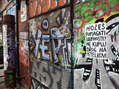 - Metelkova ulica - grafiti- 03.10.2023 - Zasvojenost s prepovedanimi drogami v Ljubljani &ndash; zbirali&scaron;če odvisnikov od drog- narkomani - //FOTO: Tomaž SkaleOPOMBA &ndash; DNEVNIKOV OBJEKTIV &ndash; REPORTAŽA 2023 - 