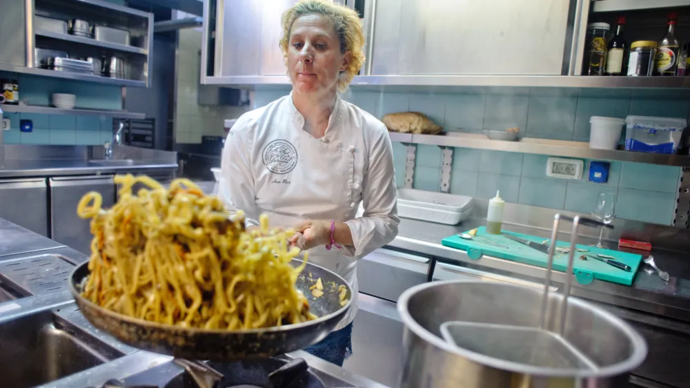 Ana Ro&scaron;, najbolj&scaron;a slovenska profesionalna kuharica - &scaron;efinja kuhinje v restavraciji Hi&scaron;a Franko v Kobaridu, prva ženska povabljena v vrhunsko ekipo kuharjev z vsega sveta.//FOTO: Tomaž Zajel&scaron;nik