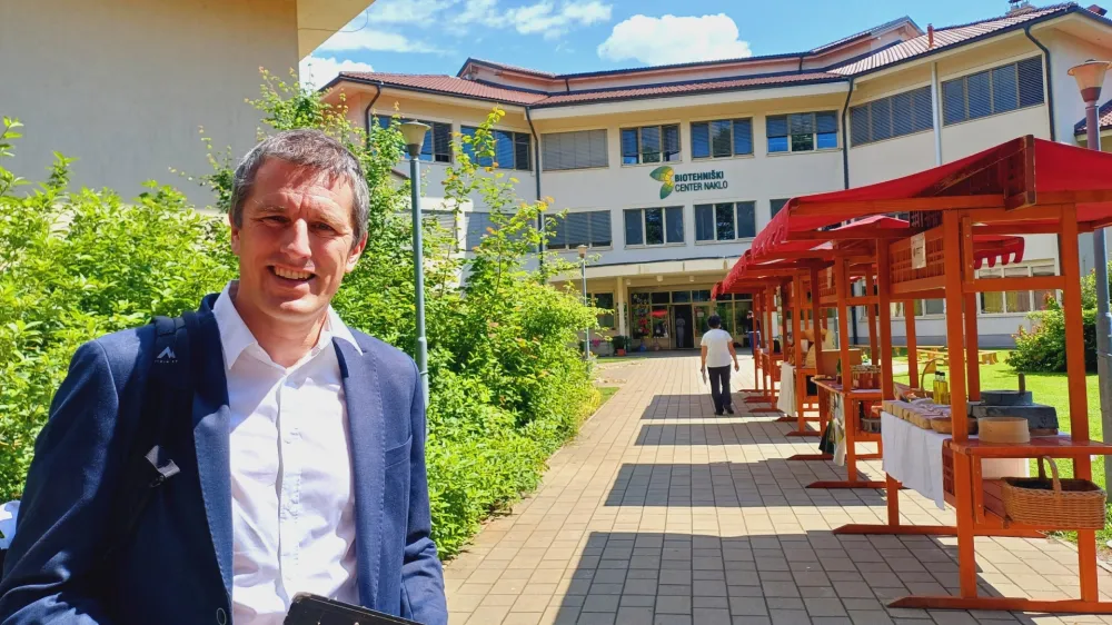 &Scaron;tevilne gorenjske organizacije si prizadevajo za več lokalne hrane v javnih zavodih, tudi Razvojna agencija Sora in njen direktor Ga&scaron;per Kleč.