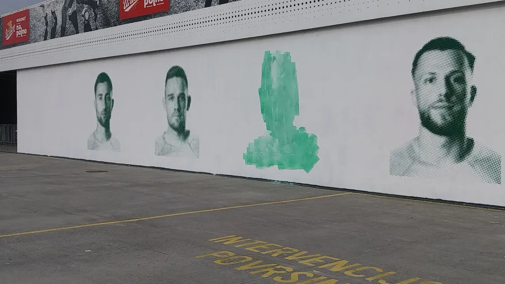 Slika enega od nogometa&scaron;ev na steni stadiona Stožice je že bila tarča vandalov.&nbsp;