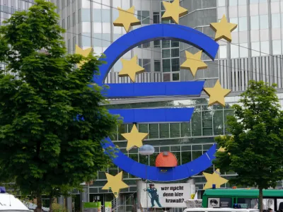 - ilustrativna fotografija- evro, euro, evrski znak, okupacija, varčevalni ukrepi, bančni&scaron;ka kriza, finančna kriza, zategovanje pasu, gibanje Occupy, evropska centralna banka- mednarodni protesti proti varčevalnim ukrepom, "Blockupy Frankfurt"//FOTO: Tomaž Zajel&scaron;nik