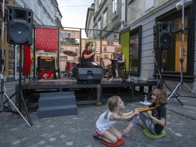 - prozaistka Lejla Kalamujić iz BIH, Suzana Tratnik - 09.06.2018 - 25. literarno-glasbeni festival Živa književnost //FOTO: Matjaž Ru&scaron;t
