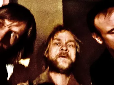 Alter rock trio Svojat je izdal svojo drugo plo&scaron;čo z naslovom O&scaron;ili me modro. F arhiv zasedbe