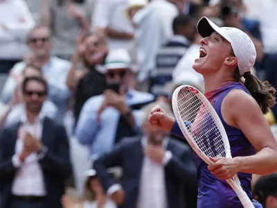 Tennis - French Open - Roland Garros, Paris, France - June 8, 2024 Poland's Iga Swiatek celebrates winning her final match against Italy's Jasmine Paolini REUTERS/Gonzalo Fuentes
