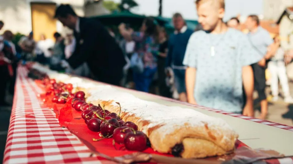 V Lovranu ne zamudite 10-metrskega če&scaron;njevega zavitka. F TZ Lovran