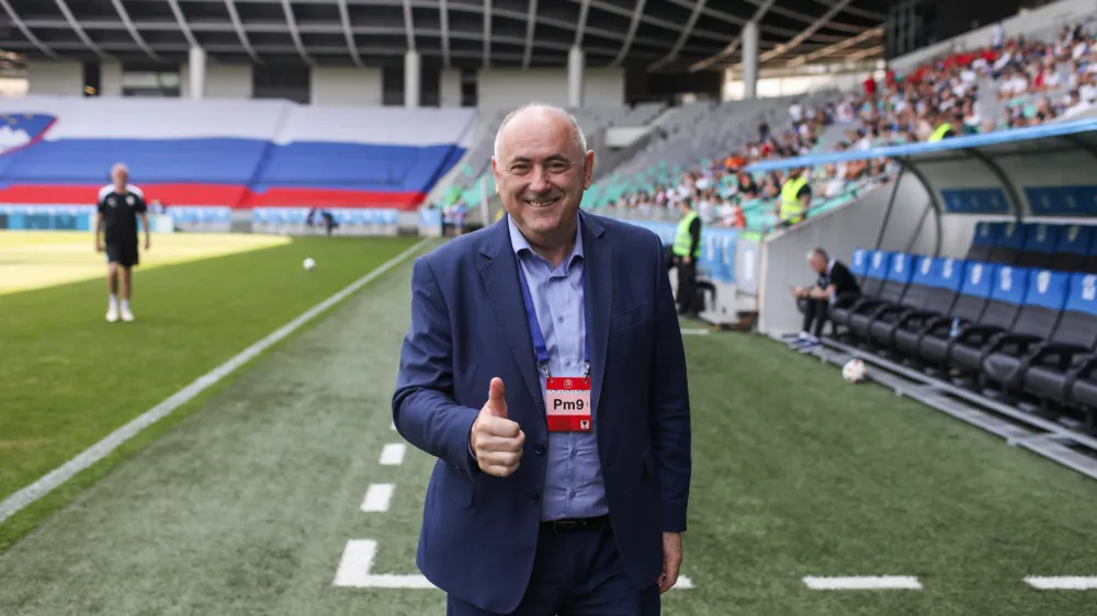 Predsednik NZS in nekdanji nogometni sodnik Radenko Mijatović: Slovenski sodniki so v Evropi zelo spo&scaron;tovani. Marsikatera države pokliče in želi imeti za odločilne tekme slovenske sodnike, ki so zelo dobri. Vedno bo pri&scaron;lo tudi napak. V mojih dveh mandatih sta dva slovenska sodnika, Damir Skomina in Slavko Vinčić, sodila finale lige prvakov in bila na svetovnih ter evropskih prvenstvih. To je zelo dobra referenca tudi za tiste, ki izobražujejo slovenske sodnike.&nbsp;