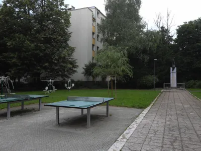 Komisija za poimenovanje naselij in ulic je ljubljanskemu mestnemu svetu predlagala, da se park na Prulah poimenuje po Adi &Scaron;kerl in njeni partnerici Sonji Plaskan.&nbsp;