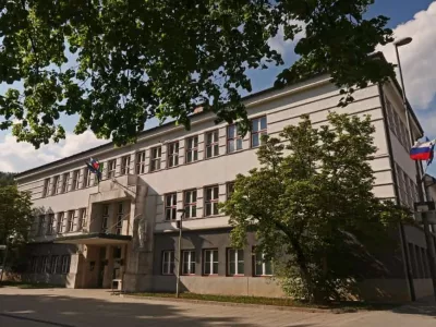 Na Občini Trbovlje obžalujejo, da je pri posredovanju plačilnih list pri&scaron;lo do pomote in davčnih &scaron;tevilk zaposlenih, ki so osebni podatek, niso prekrili.&nbsp;