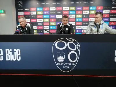 Dobre pol ure je trajalo druženje selektorja Matjaža Keka (levo), pomočnika Milivoja Novakovića (v sredini) in tiskovnega predstavnika Matjaža Krajnika z mediji.&nbsp;